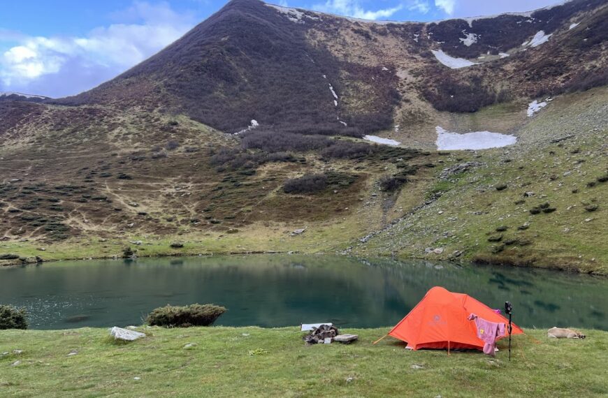 Озера Свидовця з наметами