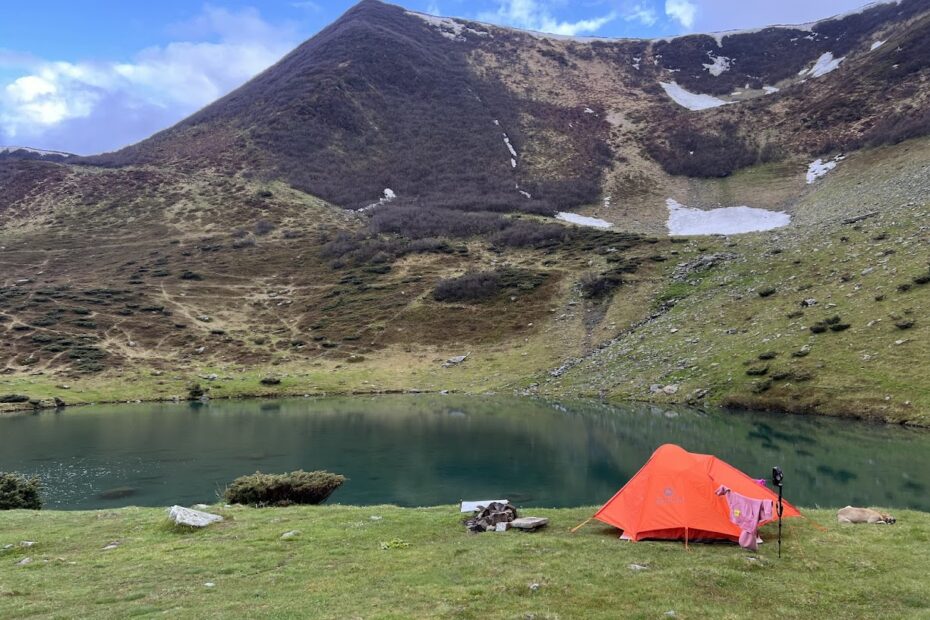 Озера Свидовця з наметами